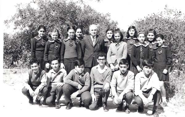 1960n 6thGrade (souren in middle with glasses)