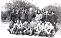 1960n 6thGrade (souren in middle with glasses)
